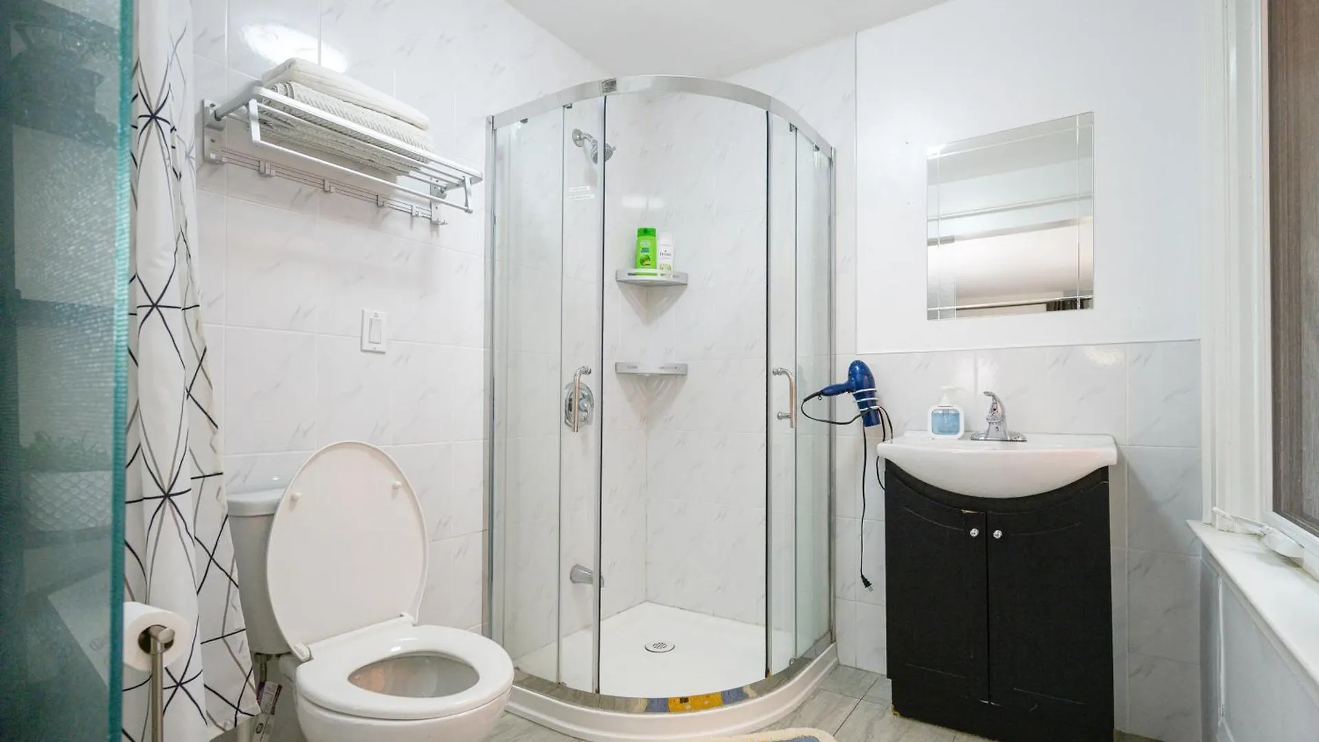Spacious Room With Ensuite Bathroom Near Subway, Koreatown & Uoft Toronto Séjour chez l'habitant